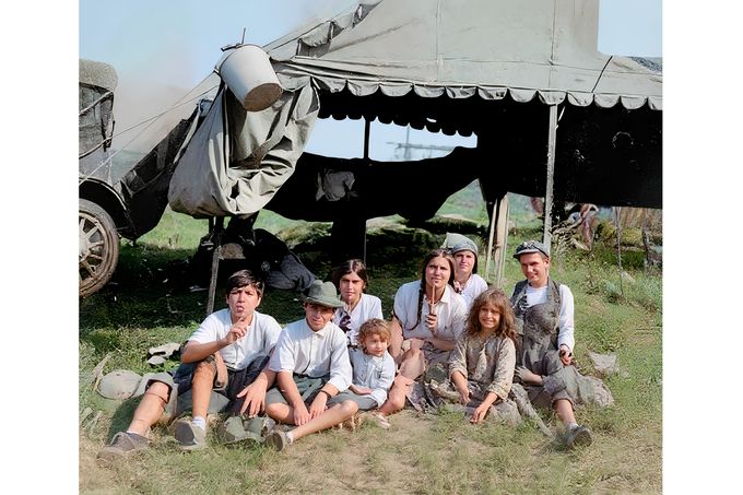 Romská rodina táboří u krytého vozu v okolí Chicaga kolem roku 1911. Kolorováno.