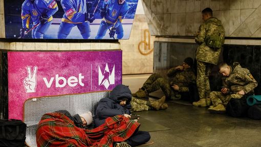 Lidé se schovávají v kyjevském metru v době ruského náletu.