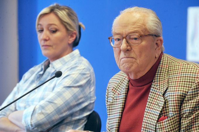 Jean-Marie Le Pen, vlevo jeho dcera Marine.