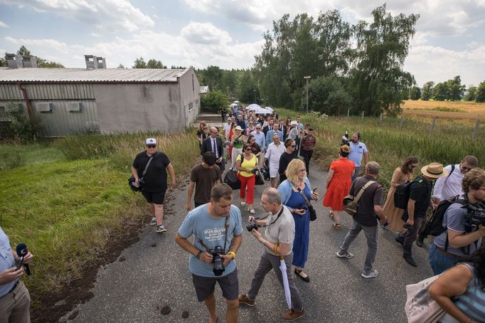 Symbolické zahájení demolice vepřína v Letech u Písku, který stál na místě koncentračního tábora pro Romy. Na místě vznikne památník holokaustu.