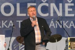 Topolánek podepsal smlouvu s občany
