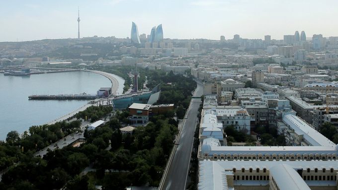 Vozy formule 1 se prohánějí v samotném centru Baku.