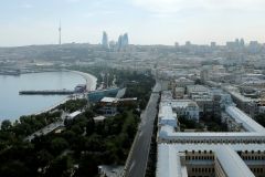 Premiérové kroužení formule 1 uličkami Baku zvládl nejrychleji Hamilton