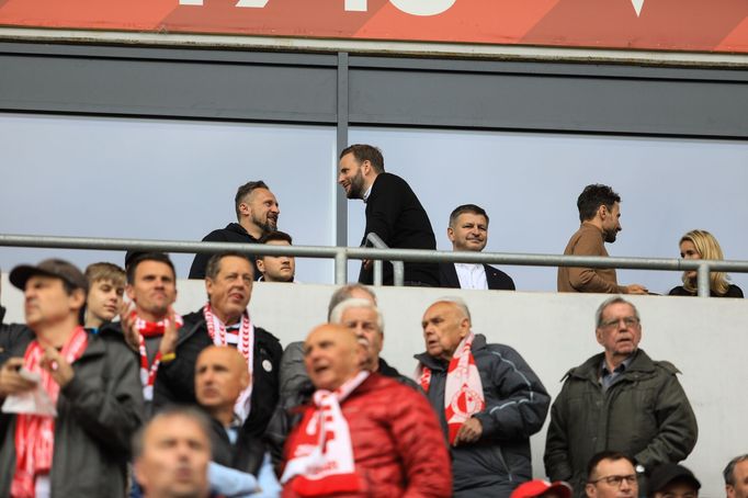 Osobnosti na zápase nadstavby Slavia - Plzeň: zprava Viktor Kolář (agent), Miroslav Soukup (trenér), Jakub Otava