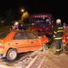 Řidič si při nehodě s autobusem vrazil do nohy nůž