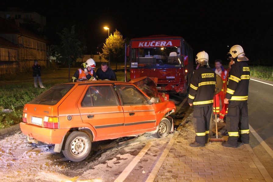 Řidič si při nehodě s autobusem vrazil do nohy nůž