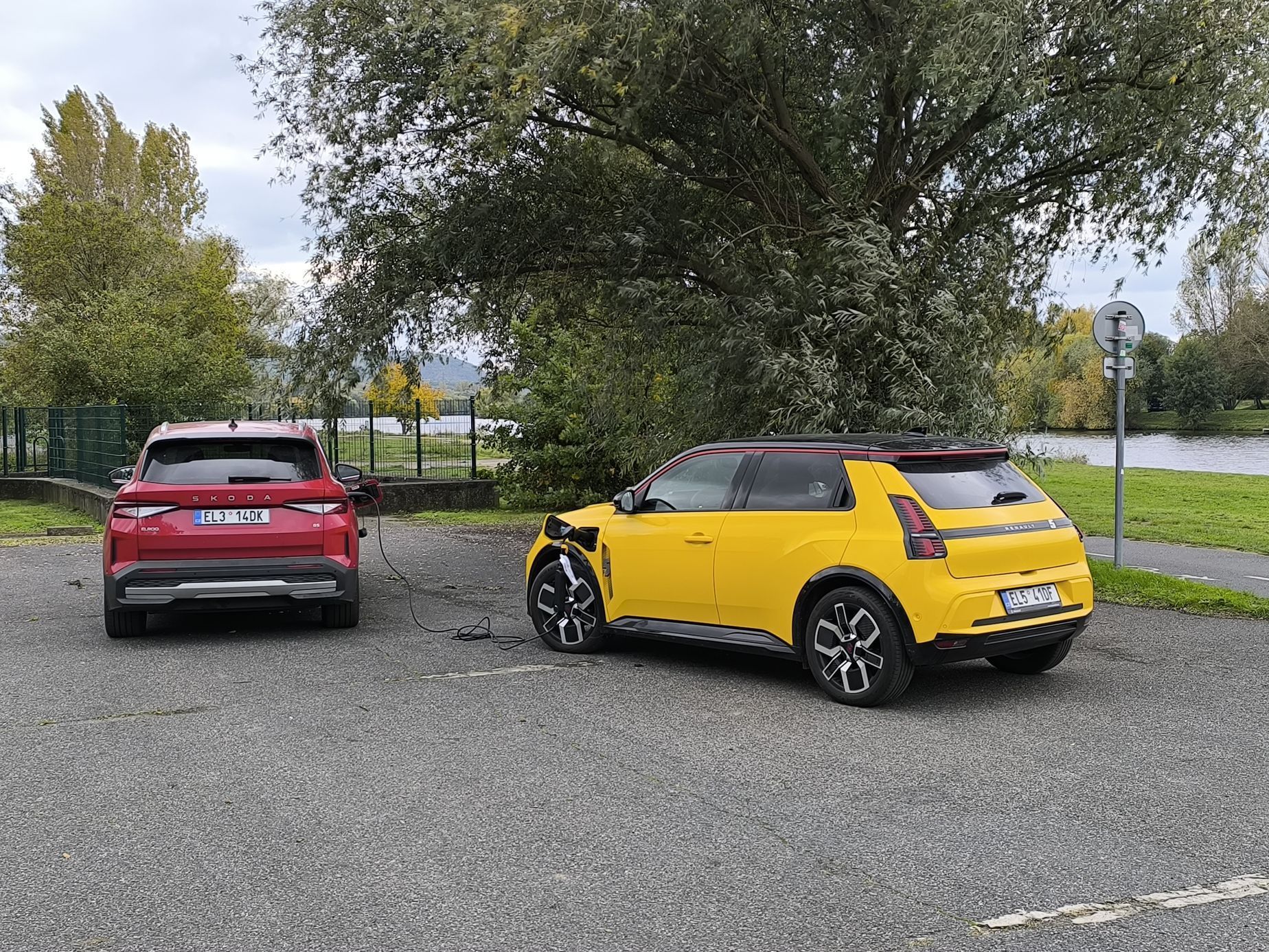 Renault 5 a Škoda Elroq dobíjení auta autem