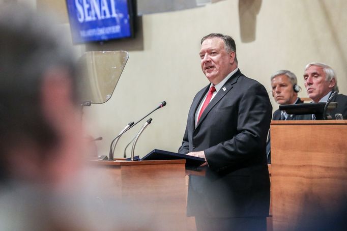 Mike Pompeo při návštěvě a projevu v českém Senátu.