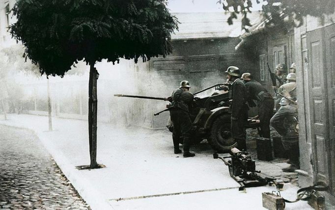 Němečtí vojáci obsazují Varšavu 23. září 1939 během obléhání města v rámci invaze do Polska na začátku druhé světové války. Kolorovaný snímek