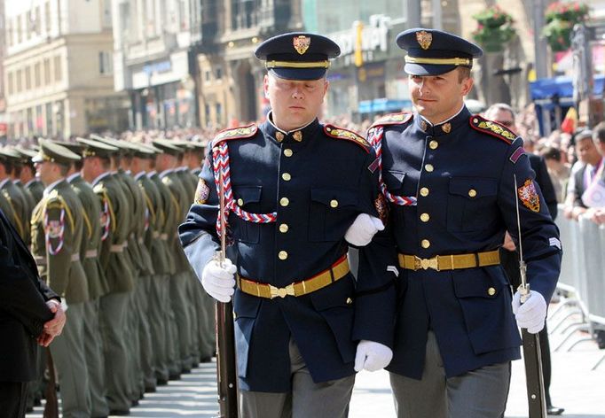 Na náměstí Svobody bylo dopoledne pořádné horko. Vojáci hradní stráže museli stát na slunci dlouhé desítky minut. Není divu, že dvěma z nich se z toho zatočila hlava.