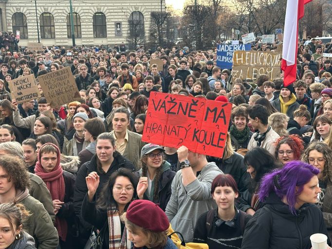 Demonstrující studenti se v úterý sešli na náměstí Jana Palacha. Odtud se přesunuli na Hradčanské náměstí, kde zaplnili prostor v okolí Masarykovy sochy.