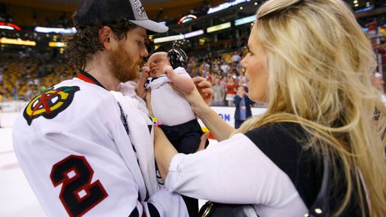 Michael Frolík se asistencí podílel na vítězné brance Chicaga. Podívejte se, jak pak se svými spoluhráči slavil Stanley Cup