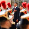 Barack Obama a Nicolas Sarkozy naslouchají státním hymnám během ceremonie v Caen.