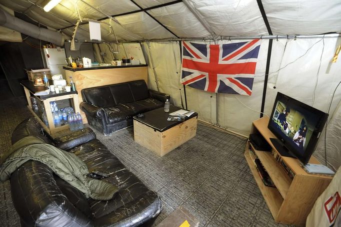 The VHR tent in which Britain's Prince Harry relaxes with fellow Apache pilots during their 12 hour VHR (very high ready-ness) shift, is seen at Camp Bastion, southern Afghanistan in this photograph taken November 3, 2012, and released January 21, 2013. The Prince, who is serving as a pilot/gunner with 662 Squadron Army Air Corps, is on a posting to Afghanistan that runs from September 2012 to January 2013. Photograph taken November 3, 2012. REUTERS/John Stillwell/Pool (AFGHANISTAN - Tags: MILITARY POLITICS SOCIETY MEDIA ROYALS CONFLICT) Published: Led. 21, 2013, 7:49 odp.