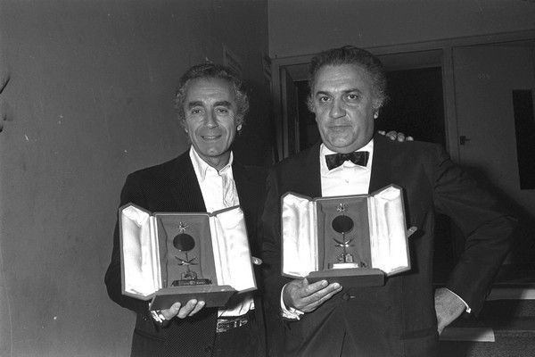Michelangelo Antonioni (vlevo) a Federico Fellini v roce 1971 v Cannes