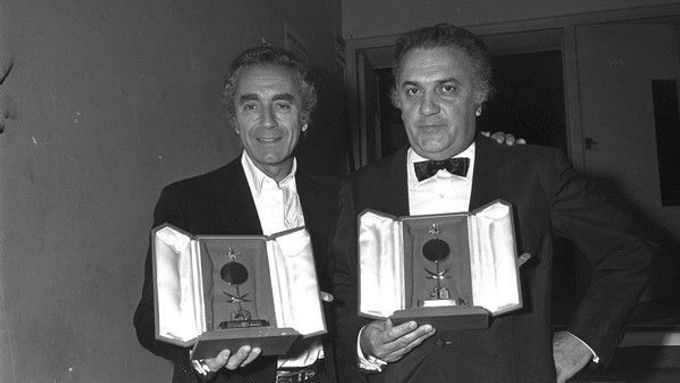 Michelangelo Antonioni (vlevo) a Federico Fellini v roce 1971 v Cannes