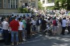 Ukrajinci obléhali ambasádu v Praze do pozdních hodin