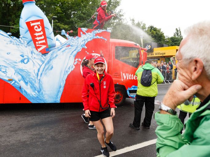 Reklamní karavana Tour de France baví lidi už od roku 1930