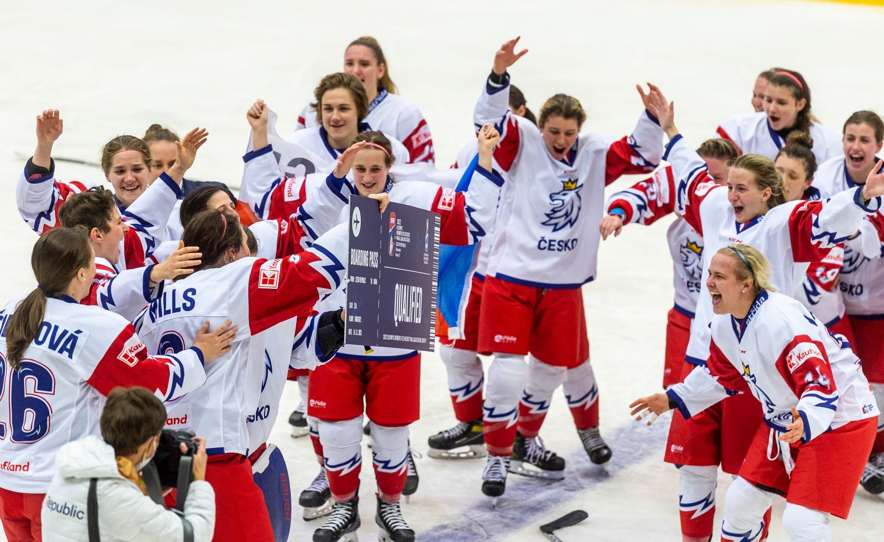 České hokejistky slaví postup na olympiádu v Pekingu 2022