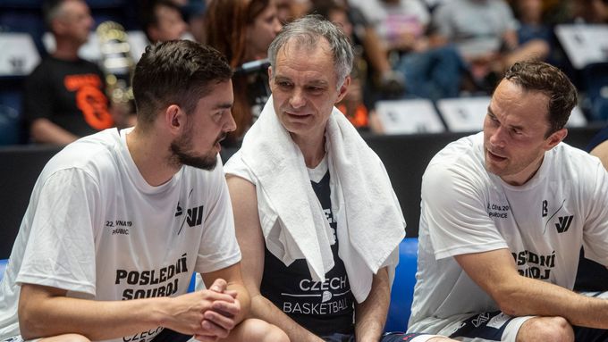 Ivan Trojan a Tomáš Satoranský na rozlučce Jiřího Welsche. O Trojanovi je známo, že je vedle fotbalu také velkým fanouškem basketbalu.