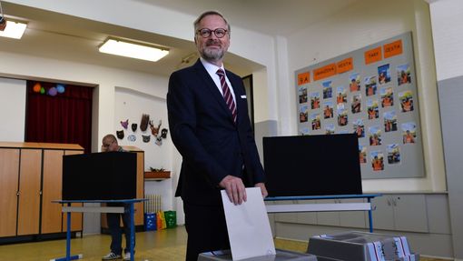 Premiér Petr Fiala odevzdal svůj hlas ve volbách.