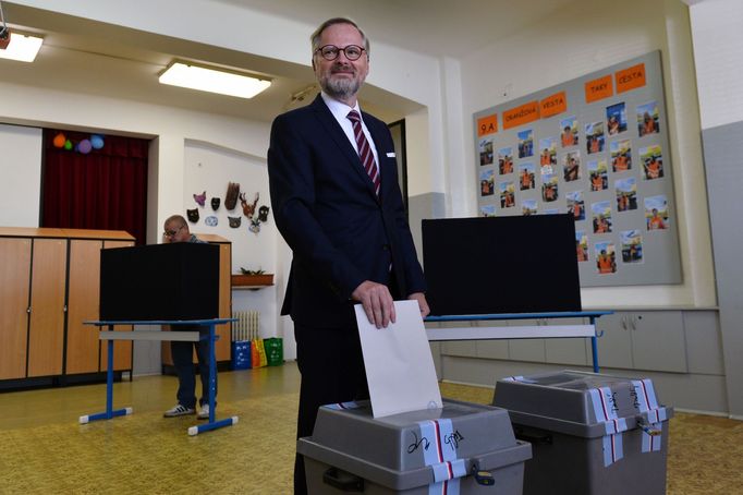 Premiér Petr Fiala odevzdal svůj hlas ve volbách.