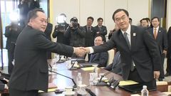 Šéfové delegací Jižní a Severní Koreje si podali ruce.