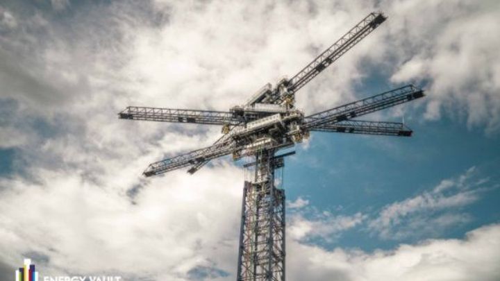Start-up staví bizarní gravitační baterie. Jeřábové věže slouží jako úložiště energie