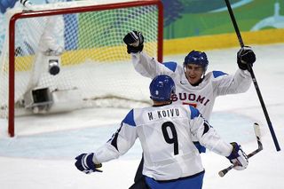 Valtteri Filppula slaví gól ve čtvrtfinále olympiády 2010.