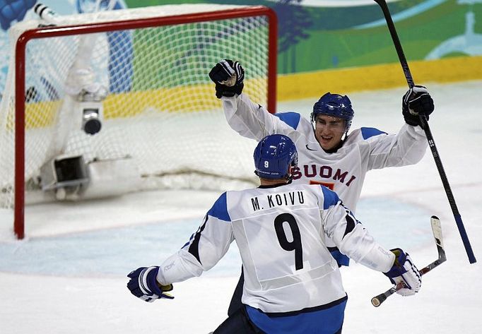 Valtteri Filppula slaví gól ve čtvrtfinále olympiády 2010.