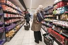 Češi nakupují ve slevách, čtvrtina domácností si může dovolit jen základní potraviny
