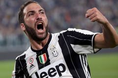 Druhý nejdražší přestup léta se Juventusu vyplácí. Higuaín dal Sassuolu dva góly za šest minut.