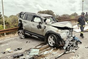 "Bezpečné auto je luxus". Slavný designér měl děsivou nehodu, z Defenderu zbyl vrak