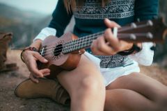 Hitem Vánoc budou ukulele, čekají prodejci hudebních nástrojů