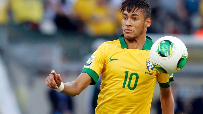 Podívejte se na nasimulovaný pád brazilského útočníka Neymara v semifinále Poháru FIFA mezi Brazílií a Uruguayí (2:1).