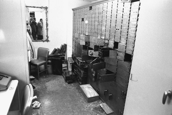 Vyloupené bezpečnostní schránky v hotelu Pierre v New Yorku v USA na snímku z 2. ledna roku 1972.