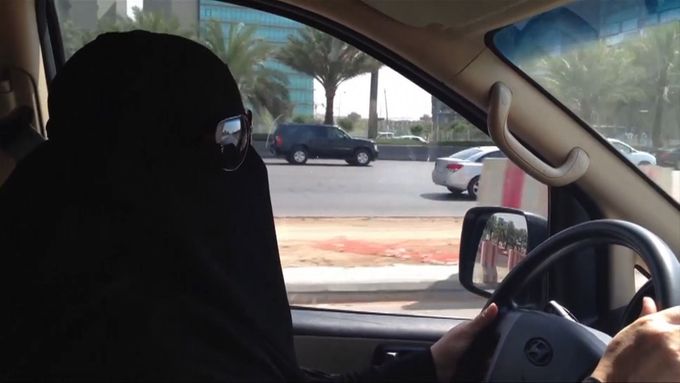 Saúdská Arábie povolí ženám řídit. Království jako jediná země na světě jim v tom bránilo.