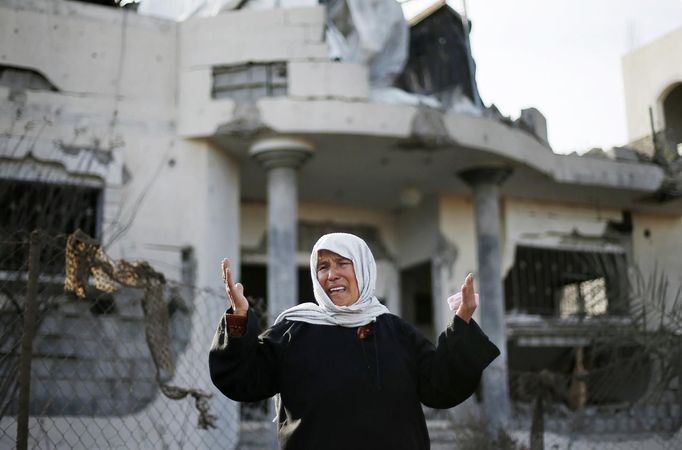 A Palestinian woman cries in front of a house damaged in an Israeli air strike in Beit Hanoun in the northern Gaza Strip November 16, 2012. Egyptian Prime Minister Hisham Kandil arrived in the Gaza Strip on Friday to show solidarity with the Palestinian people following a two-day Israeli military offensive in the enclave, an Egyptian official said. REUTERS/Suhaib Salem (GAZA - Tags: CIVIL UNREST MILITARY POLITICS) Published: Lis. 16, 2012, 8:55 dop.