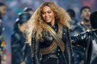 Super Bowl: Sexy Beyoncé, Lady Gaga, mazaný Manning a radost Broncos