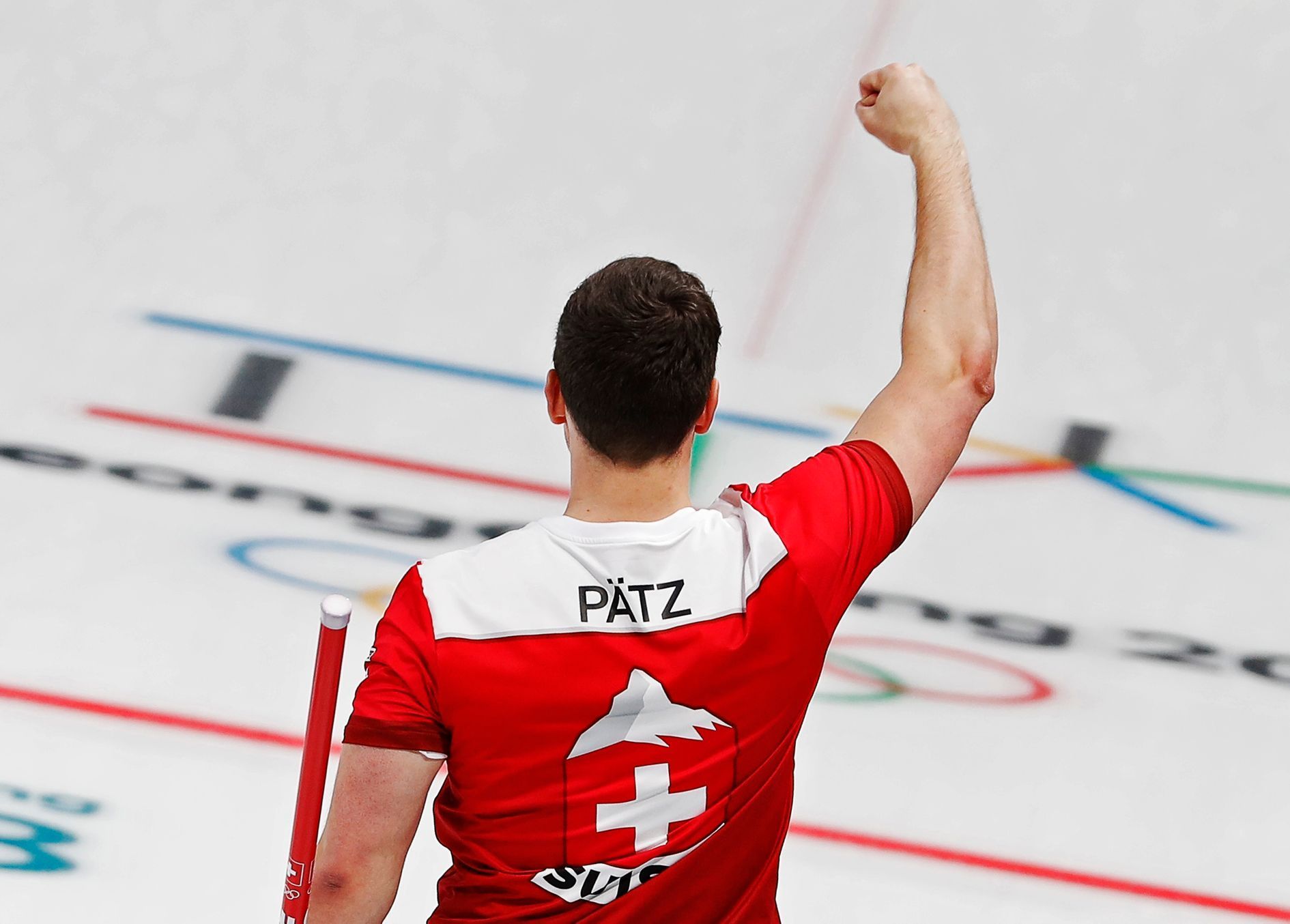 Švýcarský curler Claudio Patz slaví postup do semifinále olympijského turnaje