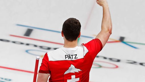 Švýcarský curler Claudio Patz slaví postup do semifinále olympijského turnaje