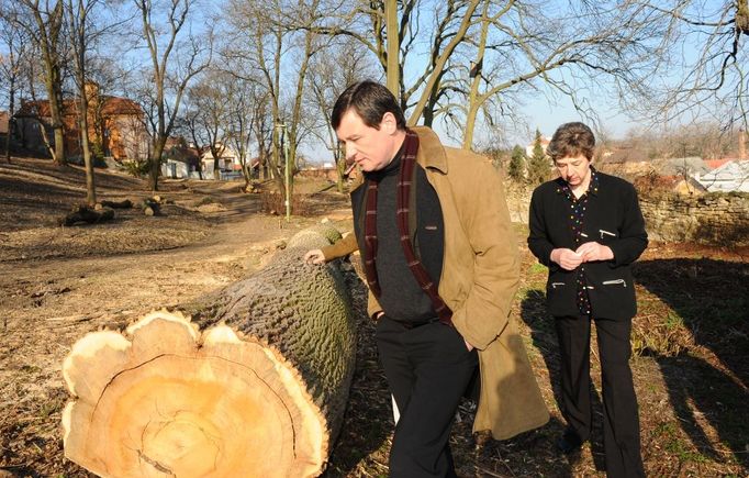 David Rath na prohlídce okolí buštěhradského zámku, kde měl vyrůst zámecký park.