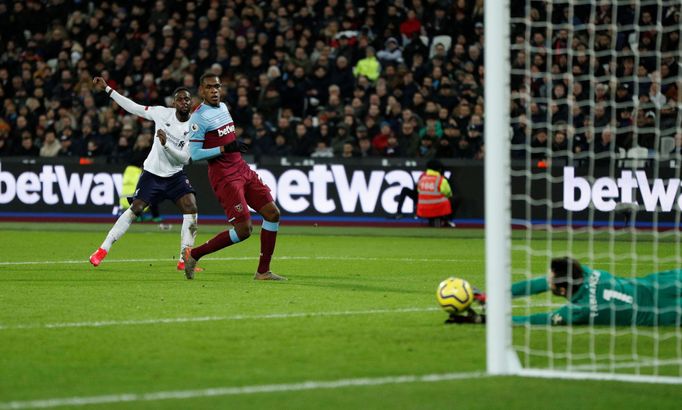 Soccer Football - Premier League - West Ham United v Liverpool - London Stadium, London, Britain - January 29, 2020   West Ham United's Lukasz Fabianski saves a shot from