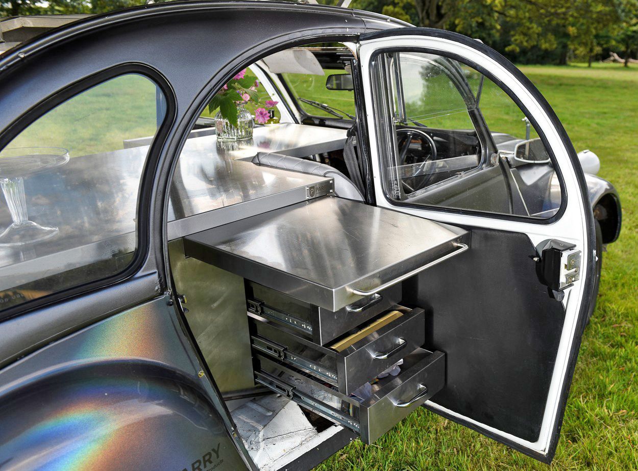 Jednorázové užití / Jak si kuchař si předělal auto typu Citroën 2CV na pojízdnou kuchyňi / Citroën 2CV