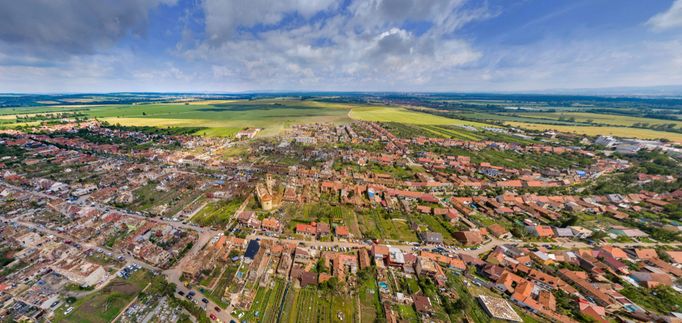 Panoramatický snímek městysu po tornádu.