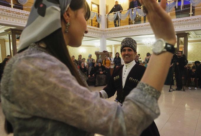 Guests dance at a wedding in the Chechen capital Grozny April 24, 2013. The naming of two Chechens, Dzhokhar and Tamerlan Tsarnaev, as suspects in the Boston Marathon bombings has put Chechnya - the former site of a bloody separatist insurgency - back on the world's front pages. Moscow has poured billions of roubles into rebuilding Chechnya, a mainly Muslim province that has seen centuries of war and repression. Picture taken April 24, 2013. REUTERS/Maxim Shemetov (RUSSIA - Tags: SOCIETY POLITICS RELIGION) ATTENTION EDITORS: PICTURE 16 OF 40 FOR PACKAGE 'INSIDE MODERN CHECHNYA'. SEARCH 'REBUILDING CHECHNYA' FOR ALL IMAGES Published: Kvě. 1, 2013, 7:52 dop.