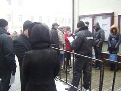 Lidé, čekající před budovou konzulárního oddělení českého velvyslanectví v Kyjevě.