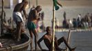 Hindu devotees prepare to take a dip in the waters of the holy Ganges river ahead of the "Kumbh Mela" (Pitcher Festival), in the northern Indian city of Allahabad January 11, 2013. During the festival, Hindus take part in a religious gathering on the banks of the river Ganges. "Kumbh Mela" will return to Allahabad in 12 years. REUTERS/Ahmad Masood (INDIA - Tags: RELIGION) Published: Led. 11, 2013, 10:16 dop.