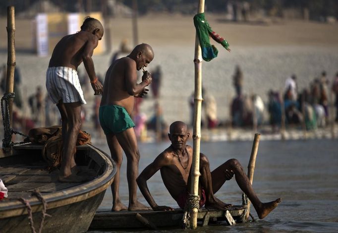 Hindu devotees prepare to take a dip in the waters of the holy Ganges river ahead of the "Kumbh Mela" (Pitcher Festival), in the northern Indian city of Allahabad January 11, 2013. During the festival, Hindus take part in a religious gathering on the banks of the river Ganges. "Kumbh Mela" will return to Allahabad in 12 years. REUTERS/Ahmad Masood (INDIA - Tags: RELIGION) Published: Led. 11, 2013, 10:16 dop.