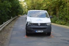 Dodávka dostala na mokru smyk, srazila dvě seniorky na chodníku. Jedna zemřela